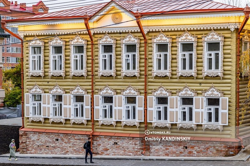 Мэр Томска предложил снижать арендную плату «домов за рубль» еще до реставрации. Это поможет инвесторам  В настоящее время программа «Дом за рубль» работает так, что инвестор, который взялся восстанавливать ценный объект архитектуры, платит полную арендтную плату до момента, пока не закончит все реставрационные работы.   «Пока кредитные ставки достаточно высокие, мне кажется, было бы целесообразно устанавливать ставку в один рубль в начале [аренды], чтобы инвестор мог направлять денежные средства на ремонт. А вот если в установленный срок договора — пять лет, шесть лет — не восстановит объект, тогда уже доначислять плату за весь этот период в виде санкции. А если восстановит — так и оставить  арендную плату в один рубль — прим.ред. . На мой взгляд, это стимулировало бы дополнительных инвесторов, поскольку на начальном этапе снижало бы нагрузку», — сказал Дмитрий Махиня.    vtomske.ru/news/209706  Томич Евгений Калугин, который восстановил в городе уже четыре дома, как-то рассказывал, что затраты на восстановительные работы за несколько лет кратно возросли: первый дом обошелся ему в 12 миллионов рублей, второй — в 15 миллионов, третий — в 20 миллионов. А в объект на Красноармейской, 78, пришлось вложить уже 30 миллионов рублей.  #томск #новоститомска    Прислать новость