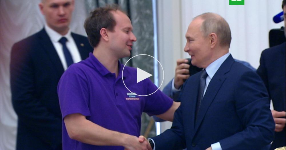 Президент России Владимир Путин встретился с Иваном Ерховым, участником наблюдательного совета АНО «Россия — страна возможностей», который полностью потерял зрение. На заседании совета Ерхов выступил с речью, в которой поделился своим опытом в качестве блогера. Он рассказал о создании первого в стране инклюзивного продюсерского центра и о том, как стал первым человеком с приобретенной слепотой, который поднялся на Эльбрус. Также Иван поделился своими поездками в Мариуполь и оказанной помощи участникам специальной военной операции. В завершение своего выступления Ерхов выразил мечту встретиться и пообщаться с президентом, подчеркнув важность такого общения для него.