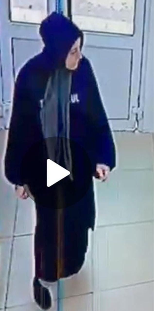 РОЗЫСК ПРОПАВШЕЙ МВД Дагестана устанавливает местонахождение 21 летней Залитиновой Хадижы Ибрагимовны которая 12 декабря примерно в 12 часов вышла из дома расположенного в селении Новый Параул Карабудахкентского района и не вернулась На момент пропажи была одета шарф серого цвета толстовка тёмно синего цвета с капюшоном чёрная юбка и чёрные туфли Фото с камер видеонаблюдения Пропавшая имеет проблемы со здоровьем психическое заболевание состоит на учёте в РПНД Всех владеющих какой либо информацией о местонахождении пропавшей просьба сообщить Дежурная часть 99 42 23 или 7 928 555 51 00 КРИМИНАЛЬНАЯ ХРОНИКА criminal chronicle