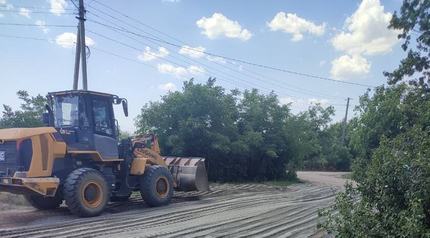 В селе Трудовом оборудовали площадку для сбора твердых бытовых отходов Для удобства подъезда спецтехники территорию укрепили гравием и выровняли грейдером. Местные жители уже оценили нововведение, отметив, что на улицах стало чище и аккуратнее. Фото: Официальный Телеграм-канал администрации Токмакского округа , VK и ОК и читайте новости на нашем сайте