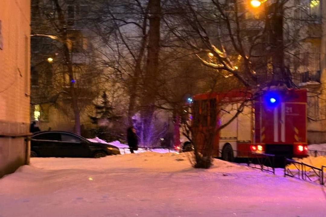 Пожар в благотворительном пункте Доброволец на Кантемировской В Санкт Петербурге на Кантемировской улице 31 загорелся пункт благотворительного фонда Доброволец На месте уже работают пожарные расчёты По предварительным данным возгорание произошло внутри здания Информации о пострадавших пока не поступало Спасатели локализуют пламя и не допускают его распространения на соседние строения ДТП и ЧП Санкт Петербург Читай нас в MAX Читай нас в Telegram