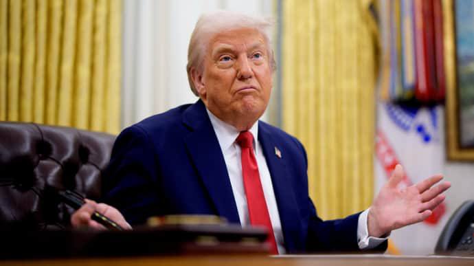 Сенатор Тим Кейн предложил запретить Трампу начинать войну с Ираном без одобрения конгресса — СМИ Как отмечается в заявлении на официальном сайте сенатора, инициатива направлена на восстановление конституционного порядка, при котором решение о начале войны принимает именно конгресс, а не глава государства. «Мы не должны вступать в войну с Ираном, если только это не абсолютно необходимо для защиты нашей страны», — подчеркнул Кейн. Он добавил, что американский народ устал от бесконечных военных конфликтов на Ближнем Востоке и любые решения о вводе войск должны обсуждаться и утверждаться на законодательном уровне. Ранее Дональд Трамп заявил, что не связывался с Ираном для переговоров по урегулированию на Ближнем Востоке. Прислать новость