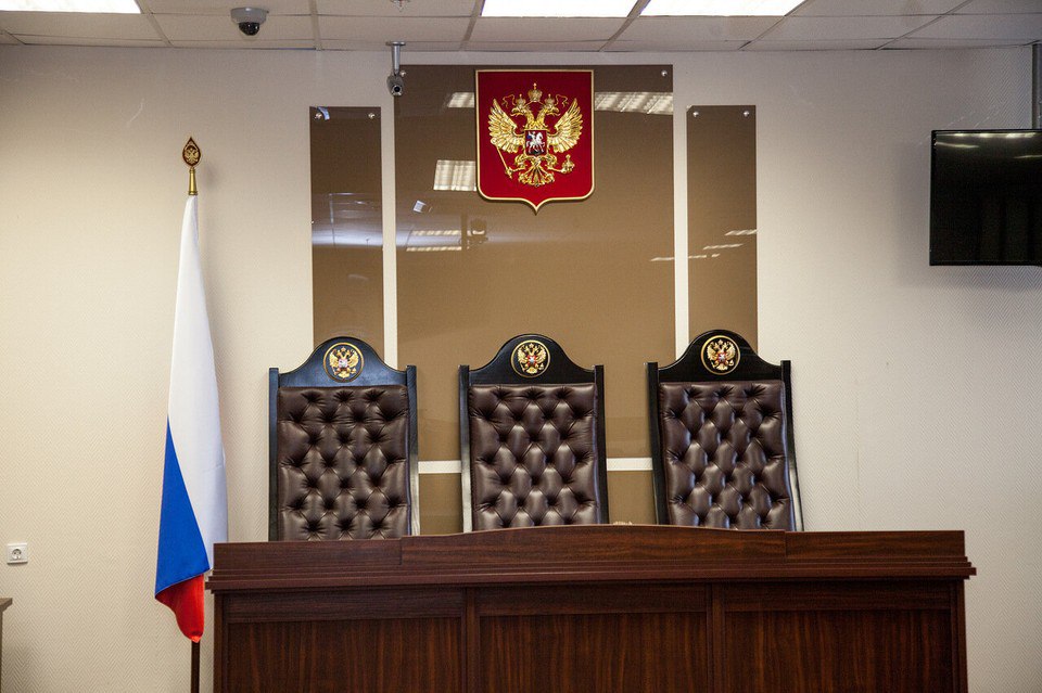 В Перми осудили поставщиков фальсифицированных медицинских изделий Ленинский районный суд Перми вынес приговор по уголовному делу о поставках контрафактных медицинских изделий на сумму более 65 миллионов рублей. В 2020 году подсудимые заключили государственный контракт на поставку медицинских товаров, в рамках которого поставили в больницы региона свыше 600 тысяч поддельных одноразовых респираторов на общую сумму 65 млн рублей. Виновными по статьям "мошенничество в особо крупном размере" и "сбыт фальсифицированных медицинских изделий группой лиц по предварительному сговору в крупном размере" признали двух руководителей коммерческих предприятий. Суд приговорил их к лишению свободы на срок от 7 до 8 лет в колонии общего режима, штрафам от 600 до 700 тысяч рублей, а также запретами на профессиональную деятельность, связанную с производством и реализацией медтехники, сроком на 3–4 года. Подпишись на «КП-Пермь»