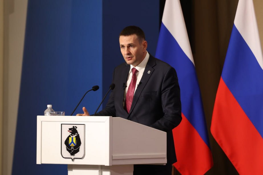 Дмитрий Демешин объявил 2026 й Годом спорта в Хабаровском крае Губернатор сообщил об этом в ходе своего доклада на расширенном заседании правительства Хабаровского края И результатом должны стать не только новые победы наших профессиональных атлетов на престижных соревнованиях но и спорт массовый активный образ жизни отметил глава региона Как заявил губернатор главная задача властей повышение качества жизни в том числе и здоровья которое напрямую связано со спортом Поэтому даже в самых отдаленных уголках края появятся новые площадки и центры для занятий физкультурой   Будь в курсе событий везде ОК VK MAX