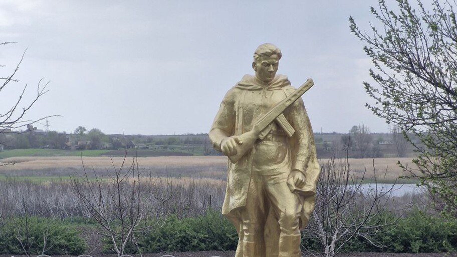 В исторических регионах «Автодор» благоустроил территорию почти у 20 памятников советским воинам Госкомпания «Автодор» благоустроила к юбилею Великой Победы территорию почти у 20 памятников советским воинам в воссоединенных регионах, сообщили в пресс-службе компании. В Луганской Народной Республике работы прошли у 9 мемориалов. В Донецкой Народной Республике в этом году благоустроили территорию у 6 знаковых мест. В Запорожской области работы велись у памятников, расположенных вдоль автодороги Токмак — Черниговка. Специалисты укрепили обочины, обустроили тротуары, парковочные карманы. Выполнили озеленение мемориалов. Все работы, как и планировали, завершили к 9 Мая. , VK и ОК и читайте новости на нашем сайте