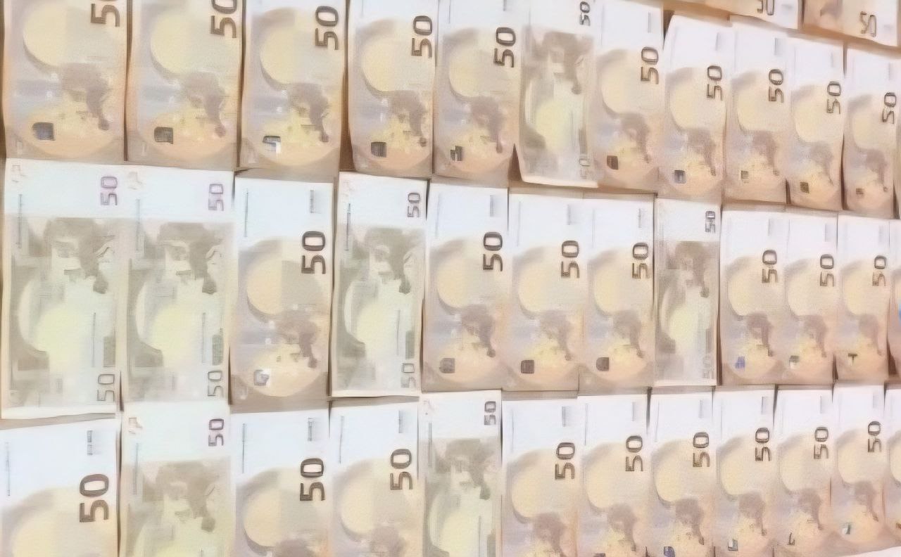 Бизнесвумен из Бельц приговорена к 10 годам тюрьмы за попытку заказного убийства любовницы мужа. Она предложила 5000 евро бывшему заключённому, но тот сообщил властям. Убийство было инсценировано, после передачи 2500 евро женщину задержали. Суд признал её виновной, но до вступления приговора в силу действует презумпция невиновности.