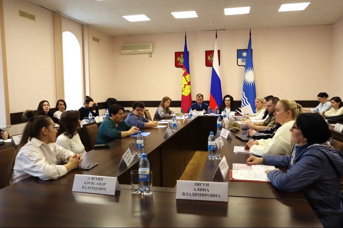 Прокуратурой города Геленджика принято участие в межведомственной комиссии по координации оказанию необходимых мер социальной поддержки и помощи ветеранам боевых действий и членам их семей Прокурор города Юрий Шестаков с участием заместителей главы муниципального образования военного комиссариата управления социальной защиты населения социального координатора Фонда Защитника отечества участников СВО и членов их семей принял участие в межведомственной комиссии по координации оказанию необходимых мер социальной поддержки и помощи ветеранам боевых действий членов их семей Рассмотрены вопросы создания рабочих мест для бывших участников СВО и членов их семей Разъяснены новые меры поддержки оказываемые органами социальной защиты с января 2026 года участникам СВО в форме заключения социального контракта а также региональные меры поддержки в виде единовременной помощи с 01 04 2026 отдельным категориям инвалидов боевых действий Доведены основные аспекты активации и использования электронных сертификатов для приобретения технических средств реабилитации По завершении мероприятия прокурором города проведен личный прием на котором приняты обращения участников СВО рассмотрение которых прокуратура города поставлено на контроль