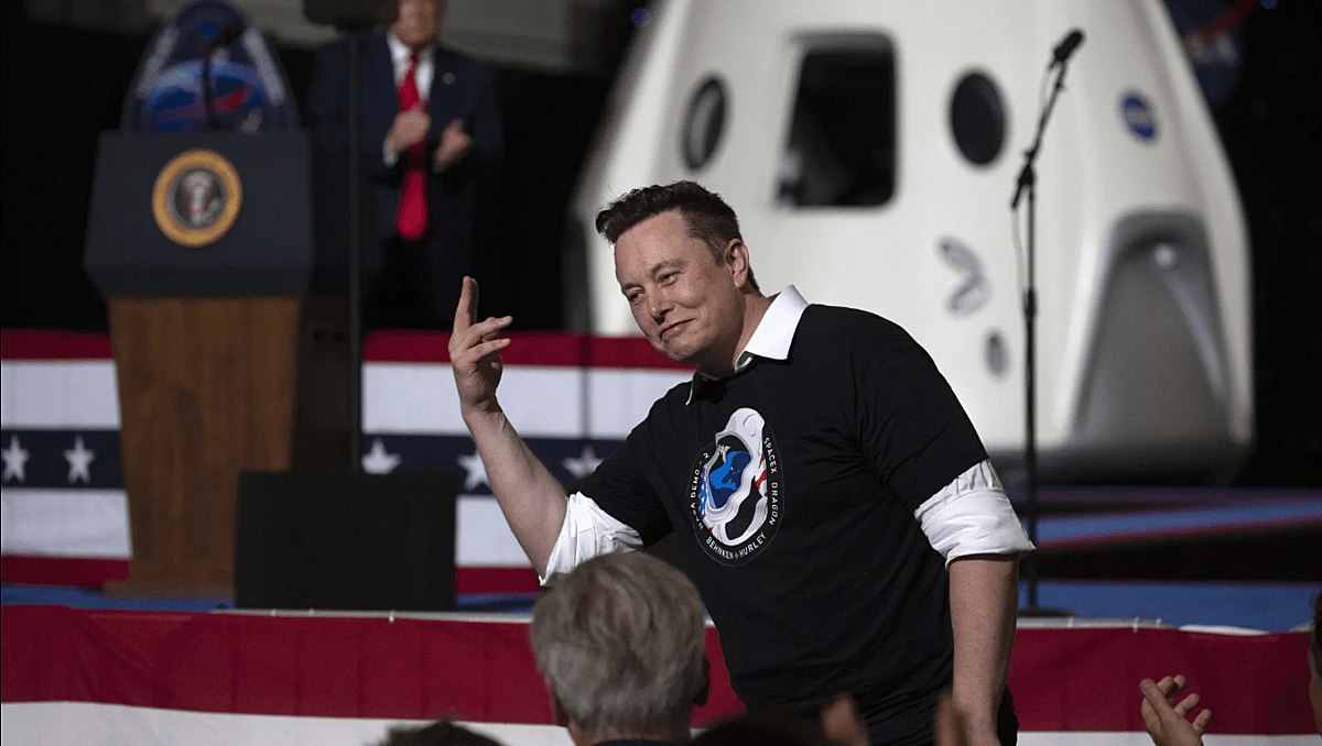 В 2013 году Маск говорил что SpaceX сможет выйти на биржу только когда начнёт регулярно летать на Марс Но его колонизация дорогостоящая затея На то чтобы окупить её уйдут годы а то и десятилетия а для акционеров публичной компании это так себе перспектива В 2025 году источники СМИ рассказали что планы поменялись и компания собирается провести IPO в 2026 году К чему спешка в заметке vc ru invest 2700850