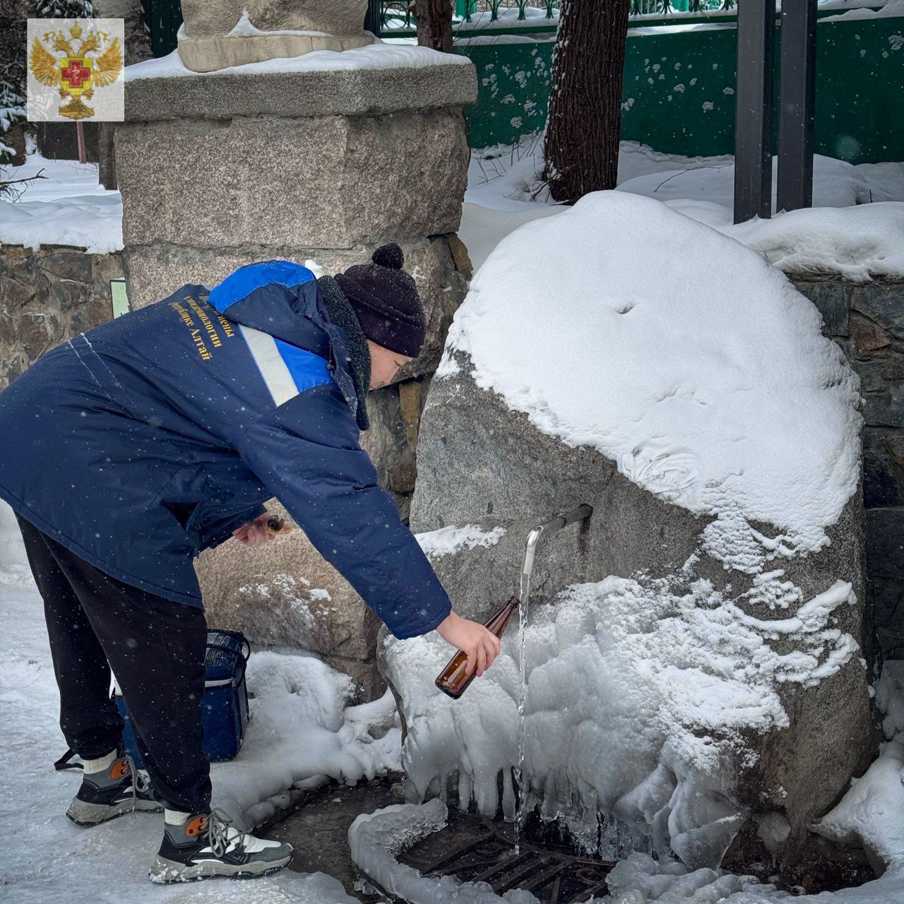 Накануне христианского праздника Крещения Господня специалисты Роспотребнадзора проводят контроль качества воды в местах официально отведенных для крещенских купаний а также в родниках традиционно используемых населением для забора воды Отобрано 18 проб воды Забор и исследование продолжаются О результатах лабораторных исследований качества воды ведомство сообщит дополнительно