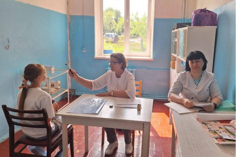 Врачи Свердловской городской детской больницы провели профилактический осмотр детей пгт Калининский Специалисты Свердловской городской детской больницы провели выездной профилактический осмотр 29 детей посёлка городского типа Калининский, относящегося к Свердловскому муниципальному округу. Мероприятие было направлено на раннее выявление возможных проблем со здоровьем у юных жителей населённого пункта. В ходе осмотра специалисты оценили остроту зрения каждого ребенка, проверили осанку и наличие плоскостопия, измерили рост, вес и артериальное давление. Кроме того, дети прошли осмотр у невропатолога и педиатра. «Проведение таких профилактических осмотров позволяет своевременно выявлять заболевания на ранних стадиях, что значительно повышает эффективность лечения и способствует сохранению здоровья детей» - отметила главный врач Свердловской городской детской больницы Виктория Банченко.