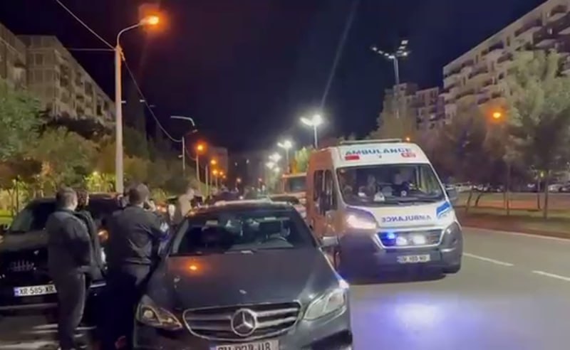 Стрельба произошла в Варкетили этой ночью По имеющимся данным неизвестный произвёл 7 выстрелов из своего автомобиля в районе Хуалинг В результате было повреждено три машины информации о пострадавших нет Всю ночь на месте работали полицейские и криминалисты они изъяли записи с камер видеонаблюдения и произвели фотосъёмку периметра Личность стрелявшего пока не установлена а его поиски продолжаются Начато следствие по статье 236 УК незаконное приобретение хранение и ношение огнестрельного оружия Сайт Телеграм Инстаграм YouTube