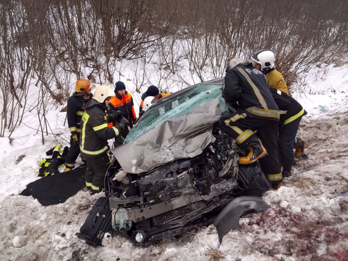 Во Владимирской области в ДТП погибла женщина    Во Владимирской области в ДТП погибла женщина. На место происшествия приехали экстренные службы. В ходе деблокировки сотрудники тревожного ведомства извлекли из машины на щите тело погибшей женщины. Напомним, что в аварии пострадали также взрослый и ребёнок.  ↗  Прислать новость   Подписаться