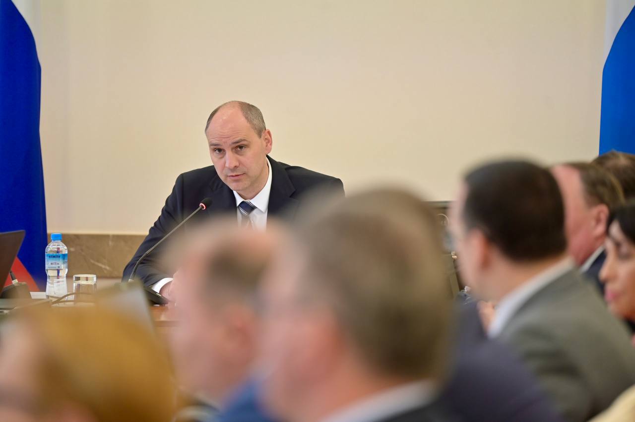 Руководитель Свердловской области Денис Паслер взял на контроль строительство физкультурно-оздоровительного комплекса в Дегтярске Глава региона обсудил вопрос на заседании правительства и поставил задачу главе города в течение месяца организовать конкурс среди подрядчиков. «Уважаемые жители Дегтярска! Уверяю вас, ФОК мы построим. Поставил задачу: в течение месяца организовать конкурс, чтобы определить подрядчика. Недопустимо сначала обещать, а потом отступать от планов», — написал Денис Паслер в своем telegram-канале. Также на заседании обсуждался вопрос о реконструкции стадиона в Новоуральске. Глава региона отметил, что руководство минспорта и муниципалитета уже отчитались о статусе объекта. Работы по благоустройству начнутся в конце июня. Денис Паслер подчеркнул, что заниматься развитием спортивной инфраструктуры необходимо и в других муниципалитетах области, что решается в рабочем режиме. telegram-канал Дениса Паслера Подписаться на «ОГ» Прислать новость Поддержать канал