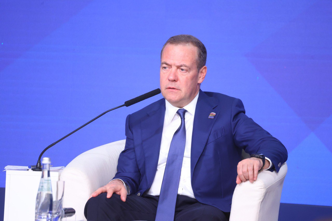 Дмитрий Медведев Единая Россия как правящая партия должна быть самым активным помощником и нашей армии и нашему государству в выполнении этой задачи Мне кажется что наша политическая сила с этим неплохо справляется честное слово И знаете почему Потому что я с этого начал у нас 87 тысяч первичных отделений Ни у одной другой партии этого нет И это колоссальное богатство для общественной структуры Вот если бы у нас не было такой системы первичных организаций нам бы труднее эту задачу было решать На самом деле это именно так Поэтому все что делается на земле по поддержке семей участников СВО самих участников которые возвращаются все делается не без участия первичных отделений а при вашем непосредственном прямом участии подчеркнул Председатель Единой России