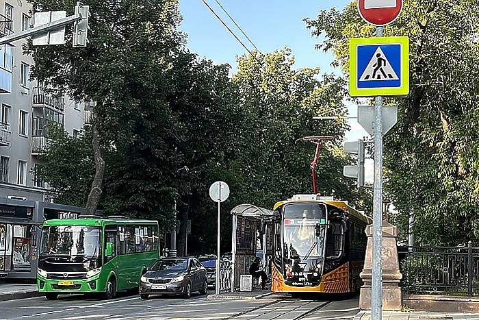 Власти Екатеринбурга изменят Генплан ради трамвая в Новокольцовский и наземного метро В Екатеринбурге разработают новую модель развития транспортной инфраструктуры Об этом заявил замначальника Мастерской Генплана Сергей Шутов Мы вносим изменения в генплан После потребуется новая разработка программы развития транспортной инфраструктуры она будет подготовлена на основе сделанных ранее В первую очередь надо промоделировать юго западный маршрут наземного метро о котором говорит последнее время администрация РЖД Ранее кольцо вокруг Екатеринбурга не планировалось цитирует Шутова издание ЕАН В новой программе отразят также другие транспортные инфраструктурные объекты в том числе трамвайную линию в Новокольцовский микрорайон По словам чиновника ранее транспортные модели для Екатеринбурга разрабатывали трижды в 2011 14 годах 2017 18 годах и 2018 24 годах uralweb ru