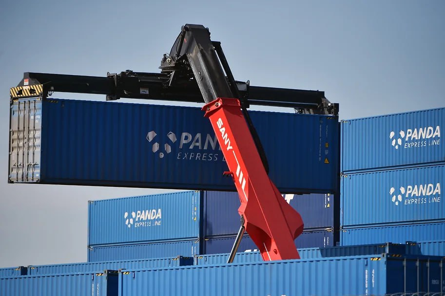 В Омске планируется строительство транспортно логистического комплекса Контейнерный терминал Карбышево Инвестор ООО Инвестиционная финансовая группа объем инвестиций составит более 200 млн руб Проект предусматривает создание комплекса для обработки контейнерных грузов а также строительство участка железнодорожных путей Ввести объект в эксплуатацию планируется в 2028 году Влад Некрасов Коммерсантъ  Подписывайтесь на Ъ Сибирь