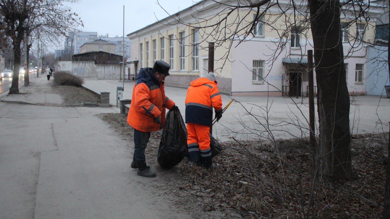 Сотрудники ДБГ утром 24 января вышли на уборку городских территорий. Бригады проезжую часть дороги убирали на улице Горького. На дежурстве днем находятся 20 КДМ.  Случайный мусор собирали на улицах Полетаева, Новой, Советской армии, Есенина, Окском шоссе, Циолковского, Электрозаводской, Радиозаводской, Касимовском шоссе, Некрасова, Черновицкой, Вокзальной, Первомайском проспекте, Малом шоссе и других.  Дикорастущую поросль спилили на улицах Касимовском шоссе, Московском шоссе, Николодворянской.  Уборка города продолжится в выходные дни. Запланированы работы по очистке урн, сбору случайного мусора, подметанию дорог и тротуаров.