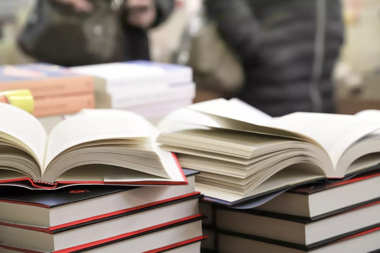 Каждый восьмой 13 россиянин раз в неделю или хотя бы раз в месяц посещает библиотеки выяснили в SuperJob для РИА Новости Еще 10 бывают раз в несколько месяцев или раз в год а еще 14 раз в несколько лет Наиболее востребованными услугами остаются традиционные читальный зал 44 и абонемент 32 При этом набирают популярность новые виды досуга в виде творческих мастерских и мастер классов Подписаться на РИА Новости экономика Все наши каналы