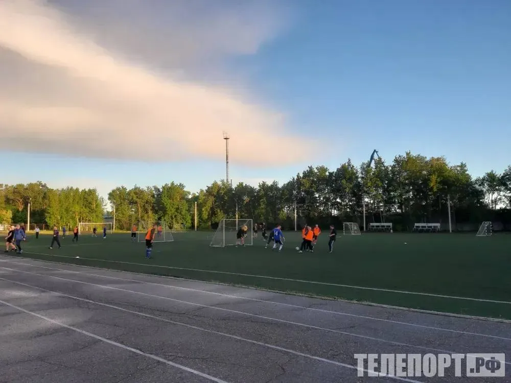 Футболисты из Благовещенска получили спецпризы на Кубке Дальнего Востока Команда из Владивостока получила золото благовещенцы завоевали серебро Состоялись последние игры Кубка Дальнего Востока ДВ по футболу В них одержали победу ФК Анри Владивосток Их команда третий сезон подряд выступит в основной сетке Пути Регионов Кубка России отметили в пресс службе Минспорта Амурской области К последнему игровому дню ФК Благовещенск и Анри набрали максимальное количество очков по 12 В четырех матчах Амур набрал четыре очка и занимал промежуточное третье место В финальный игровой день Амур победил в голевой перестрелке с командой Спортивной школы 3 Благовещенска со счетом 4 3 и завоевал бронзовые медали В главном матче всего Кубка в очном противостоянии сошлись ФК Благовещенск и Анри Счет под конец первого тайма открыли игроки из Владивостока Благовещенцы пошли вперед во второй половине встречи однако мяч в ворота Анри так и не был забит На церемонии награждения капитан ФК Благовещенск Петр Строителев получил спецприз как лучший полузащитник турнира а его сокомандник Александр Коровин был признан лучшим бомбардиром ТЕЛЕПОРТ РФ здесь все об Амурской области  Мы в МАХ  Написать нам