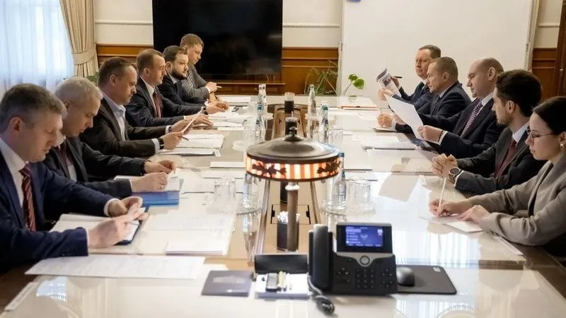 Обход Оренбурга могут начать строить в 2028 году Сроки строительства юго западного обхода Оренбурга озвучили на встрече губернатора Оренбуржья Евгения Солнцева и министра транспорта РФ Андрея Никитина Накануне глава региона находился с рабочей поездкой в Москве На совещании с министром транспорта РФ Андреем Никитиным обсудили ключевые вопросы развития транспортного комплекса Оренбуржья В их числе строительство обхода Оренбурга Это один из значимых проектов о котором Евгений Солнцев рассказал президенту Владимиру Путину на встрече в марте Проект реализуется в рамках развития транспортного коридора Европа Западный Китай и позволит вывести транзитный транспорт за пределы города Кроме того на встрече обсудили строительство объездного пути Соль Илецка через который проходит двухполосная трасса Р 239 Расширить ее в границах города до четырех полос невозможно поэтому обход станет оптимальным решением рассказали в Минтрансе России ВЕСТИ ОРЕНБУРЖЬЯ в telegram в MAX ВКонтакте