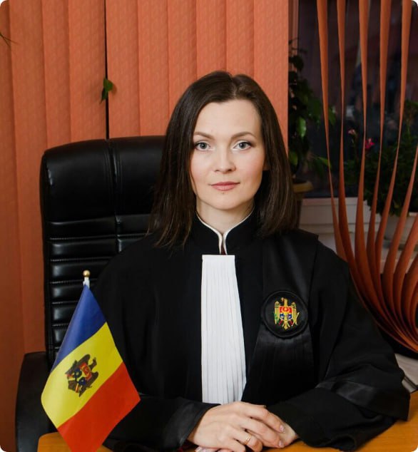 Судья Марина Русу отвергла предложение президента по проверке добропорядочности всех адвокатов веттинг заявив что это эффектно но не законно По её словам адвокатура свободная профессия защищённая Конституцией и европейскими правами и массовый веттинг подорвал бы независимость адвокатов Русу подчеркнула что индивидуальная проверка возможна только при наличии доказательств Она также напомнила что ни одна страна Совета Европы не применяла такой механизм к адвокатам а в Албании веттинг касался только магистратов Судья предложила сосредоточиться на проверке государственных должностных лиц таких как депутаты и министры для обеспечения демократической гигиены источник Подписаться