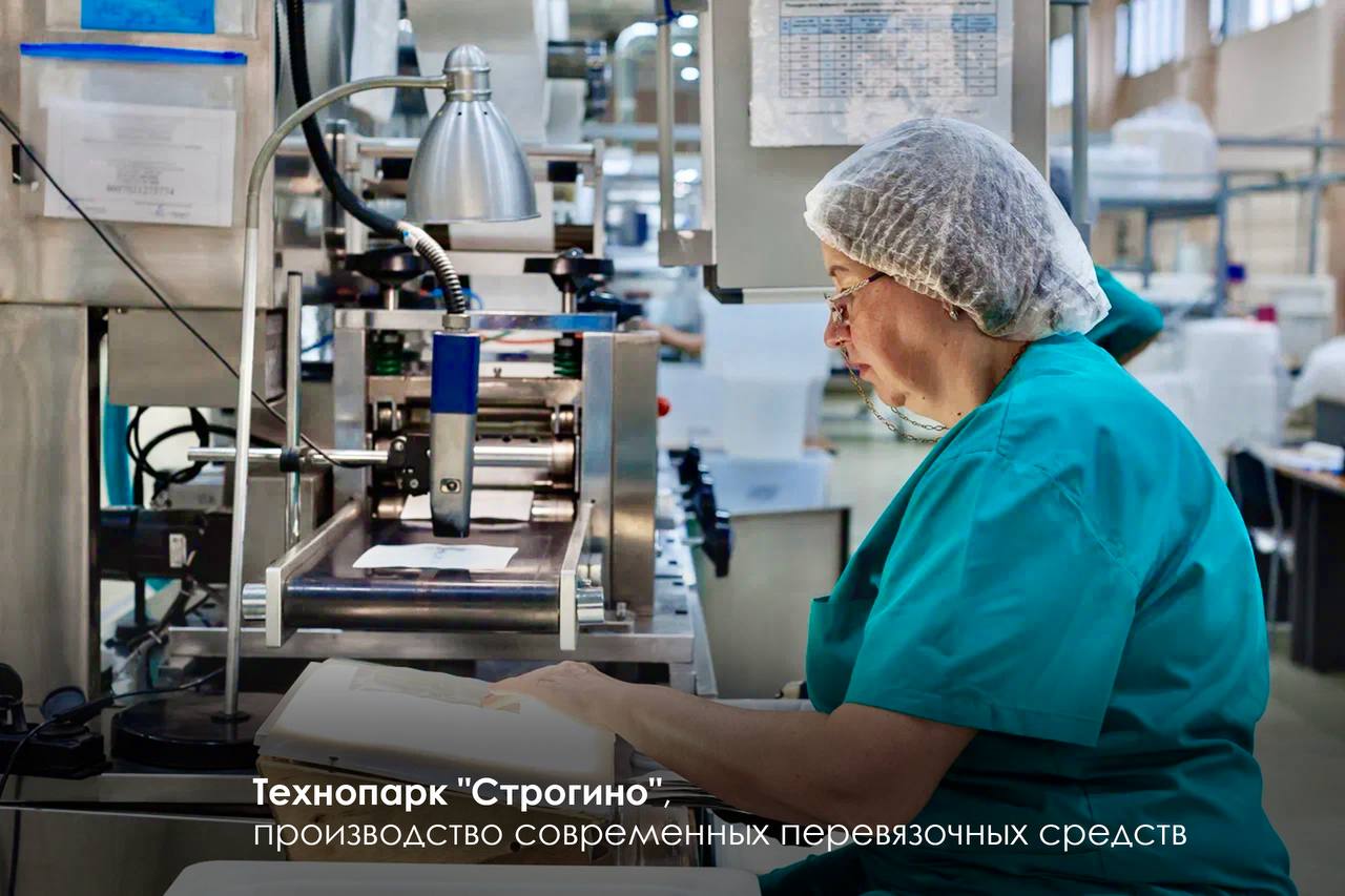 Шесть резидентов московских технопарков направили в зону СВО больше 60 тонн гуманитарной медпомощи Так, фармкомпания из технопарка "Мосгормаш" разработала и запустила производство препаратов, которые сгущают кровь и снижают кровотечение. Они очень востребованы на передовой, когда надо быстро оказать первую помощь. Резидент "Мосмедпарка" производит вакуумные аппараты для лечения ран с использованием отрицательного давления. Они улучшают кровообращение в тканях, способствуют заживлению, защищают от инфекций. Ещё одна компания из "Мосмедпарка" разрабатывает гемостатические бинты, порошок и гель на основе хитозана — биополимера, получаемого из панцирей ракообразных. Средства способны остановить любое внешнее кровотечение буквально за пару минут. Помощь участникам СВО оказывают также три производителя из технопарка "Строгино". Один из них — 3D-фабрика — выпускает индивидуальные ампульницы для безопасной фасовки и перевозки медикаментов. Вторая компания делает антисептические эластичные бинты, пояса, наколенники и налокотники для профилактики артритов и переохлаждений. Третий резидент производит перевязочные средства — от пластырей до хирургических повязок. Вся продукция отправляется в зону специальной военной операции бесплатно — по инициативе предпринимателей.
