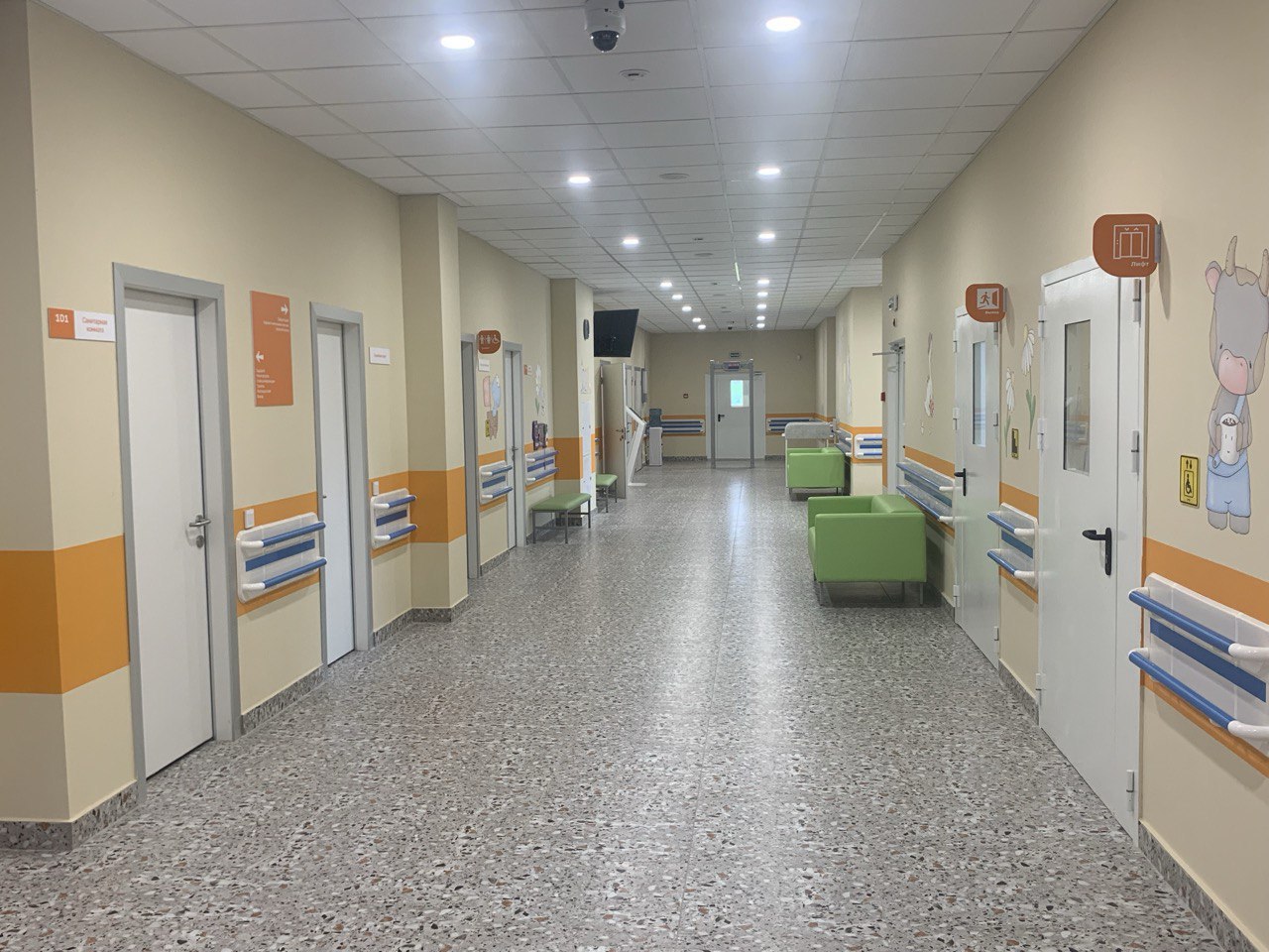 В Калужской области продолжается оснащение медоборудованием Перинатального центра и женских консультаций В рамках регионального проекта Охрана материнства и детства нацпроекта Семья продолжается дооснащение Перинатального центра Калужской областной клинической больницы а также двух женских консультаций на базе Центральных межрайонных больниц 1 и 3 сообщает пресс служба Правительства Калужской области За текущий год для Перинатального центра уже закуплено 67 единиц современного медицинского оборудования среди которых аппараты искусственной вентиляции легких и ингаляционной анестезии операционные универсальные электрогидравлические столы Еще 107 единиц оборудования будут поставлены до конца 2025 года   Прислать новость Подписаться