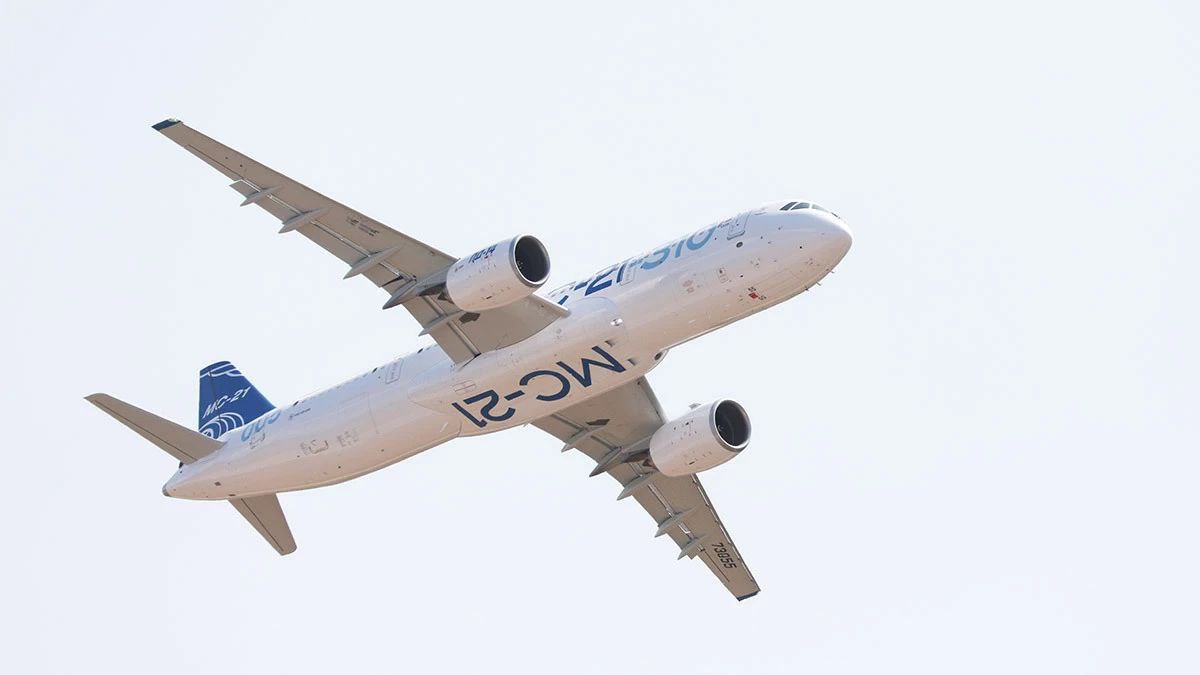 ОАК сократила на четверть дальность полета среднемагистрального самолета МС 21 ОАК в сентябре 2025 г обновила официальные данные о технических характеристиках среднемагистрального самолета МС 21 на своем сайте выяснили Ведомости В частности дальность полета для версии МС 21 310 в двухклассной компоновке на 175 пассажиров теперь составляет 3830 км вместо прежних 5100 км следует из данных на сайте компании Максимальная взлетная масса самолета при этом не изменилась и составляет 85 т Сейчас на сайте ОАК опубликован не проект будущего каким еще 2 3 года назад был МС 21 а расчетные характеристики реальной машины которая уже создана в железе летает проходит сертификацию и пойдет в авиакомпании подчеркивает представитель Ростеха В техническом задании Минпромторга утвержденном в 2009 г для самолета МС 21 300 указывалась целевая дальность полета 3500 км при 180 пассажирах напоминает он Любой самолет созданный с нуля эволюционирует в процессе эксплуатации и доработок отмечает собеседник издания С учетом того что 80 всего пассажиропотока в России приходится на авиамаршруты протяженностью до 3000 км текущая дальность МС 21 в значительной степени покрывает потребности перевозчиков говорит представитель Ростеха PROtransport