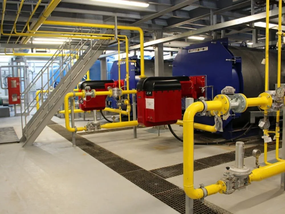 В Плесецком районе целый посёлок переведут на новую газовую котельную В поселке Савинский к сетевому газу подключили новую автоматизированную котельную Котельная мощностью 24 МВт построена и интегрирована в систему теплоснабжения поселка силами Арктической теплогенерирующей компании в рамках ее инвестиционной программы Теперь более 6 тысяч потребителей а также социальные объекты детский сад школа и больница будут стабильно получать тепло сообщил губернатор Архангельской области Александр Цыбульский Арктическая теплогенерирующая компания АО АТГК взяла на себя возведение котельной вместе со строительством и реконструкцией сетей до существующей системы теплоснабжения поселка Как отметил министр ТЭК и ЖКХ Архангельской области Дмитрий Поташев современная модульная газовая котельная призвана заместить две устаревшие мазутные выработавшие свой ресурс Благодаря газификации поселка Савинский техническую возможность подключить свои дома к голубому топливу получили и жители частных домохозяйств В поселке потребители начали использовать природный газ уже в сентябре прошлого года Газораспределительная компания продолжает заключать с жителями договоры на подключение Фото пресс службы областного правительства