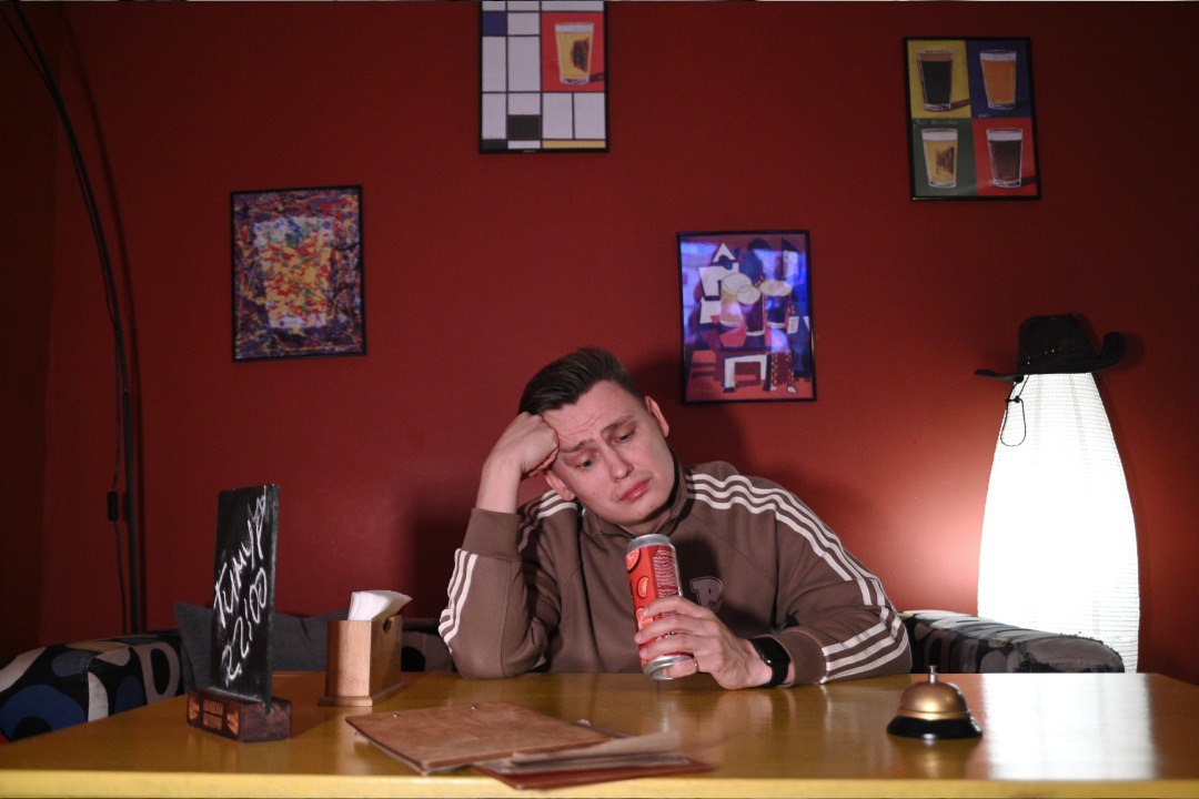 Чтобы не пили во дворах В Петербурге разработали еще один закон о наливайках Группа депутатов ЗакСа подготовила поправки в федеральный закон Если они будут приняты у регионов России появится возможность запрещать продавать спиртное в барах и ресторанах если вход в них расположен со двора Это по мнению депутатов должно снизить накал жалоб на пьяных на лавочках и детских площадках Депутаты приводят статистку полиции которая говорит о том что число протоколов за нахождение в нетрезвом виде в публичном месте с течением лет практически не меняется В ходе анализа ГУ МВД России установлено что основная масса выявленных правонарушений совершена в местах наиболее приближенных к различным питейным заведениям расположенным в многоквартирных домах считают депутаты Граждане проживающие в многоквартирных домах подвержены негативным последствиям такого непосредственного соседства поскольку посетители подобных заведений часто шумят устраивают драки прямо на придомовой территории вблизи детских и спортивных площадок Сначала документ должны одобрить на уровне ЗакСа Петербурга затем отзывы на него получат в других регионах РФ после этого он поступит в Госдуму если согласны с инициативой если считаете что нужно не мешать бизнесу Читай нас в MAX Читай нас в Telegram