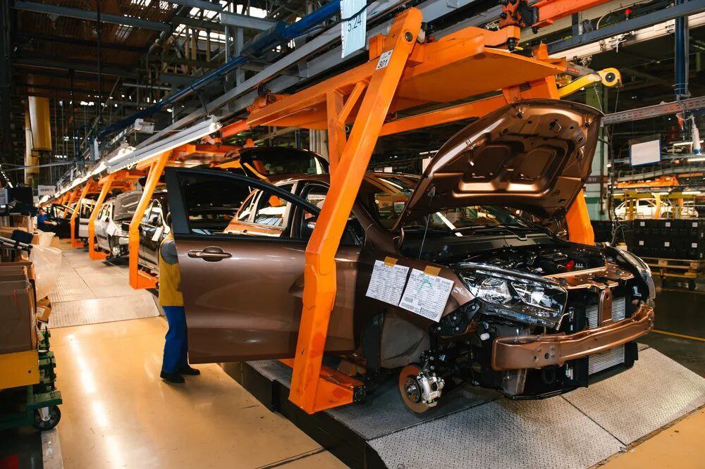 АвтоВАЗ надеется на удачу в 2026 году Глава АвтоВАЗа Максим Соколов сообщил журналистам что компания надеется что ситуация на рынке России будет лучше в 2026 году благодаря чему финансовое положение компании наконец улучшится Основные планы я бы сказал даже надежды связаны именно с тем что в следующем году и инфляция и как следствие ключевая ставка будет существенно ниже рынок будет оживать выйдет на параметры в целом новых автомобилей по стране около 1 5 миллионов Ну и соответственно мы рассчитываем занять достойную долю чтобы обеспечить как минимум рост в пределах 15 20 по отношению к объемам производства текущего года Интересно а что будет если рынок не вырастет а продолжит стагнировать на уровне 1 1 1 млн автомобилей Получается все планы компании обрушатся Как вы считаете такое возможно Вполне Нет в Тольятти не ошибаются