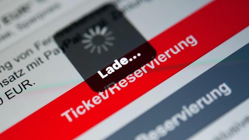 В Германии снова произошел сбой у Deutsche Bahn пассажиры не могут купить билеты В Германии вновь произошел масштабный IT сбой у национального железнодорожного оператора Deutsche Bahn По информации BILD сегодня утром системы компании начали работать с перебоями пассажиры жалуются что не могут найти нужные маршруты открыть уже купленные билеты или завершить бронирование В Deutsche Bahn подтвердили проблемы и заявили что с утра происходят сбои в системах информирования и бронирования Это означает что часть маршрутов не отображается в поиске билеты не подгружаются а оформление поездок прерывается Это уже второй крупный инцидент за неделю Накануне клиенты также сталкивались с проблемами при поиске маршрутов и получении билетов Тогда сбой затронул миллионы пассажиров по всей стране BILD Russian