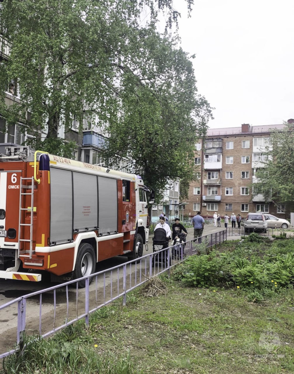  Студенты из Омска спасли малышей из горящей квартиры Утром 8 мая в Советском округе Омска загорелась квартира на пятом этаже. Внутри оказался заблокирован мужчина с детьми — девочкой 2 лет и мальчиком 4 лет. На помощь пришли 15-летние студенты колледжей — Рамиль Ганеев и Даниил Мухамадеев. Услышав крики и почувствовав запах гари, ребята выбежали на балкон, увидели соседей в беде и разбили стекло, чтобы забрать через окно детей. Всё это — ещё до приезда пожарных. Подоспевшие спасатели эвакуировали отца малышей и ликвидировали огонь. МЧС благодарит подростков за мужество. Решается вопрос о награждении героев.
