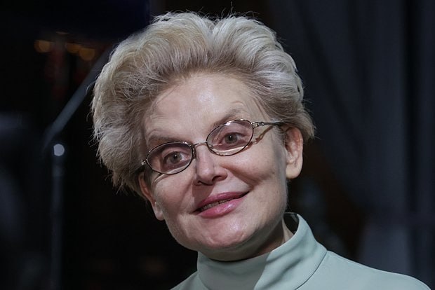 Елена Малышева предложила сажать в тюрьму родителей, которые специально заражают детей ветрянкой  Своё мнение известный врач-терапевт высказала в эфире программы «Жить здорово!». Ведущая раскритиковала действия родителей, которые намеренно заражают детей ветрянкой или другими болезнями в надежде, что у них укрепится иммунитет.  «Надо высылать ОМОН и сажать [их] в тюрьму», – заявила она.  Иммунолог Андрей Продеус поддержал в эфире Малышеву. Медик пояснил, ветрянка может привести к поражению легких и желудочно-кишечного тракта. А инфекция повышает риски возникновения энцефалита.  «Намеренно заражать ребенка какой-либо болезнью, чтобы он переболел и потом не болел, – это умышленное причинение вреда здоровью и жизни человека. Это покушение на убийство», – подчеркнула Малышева.  НОВОСТИ и ТОЧКА!   Подписаться