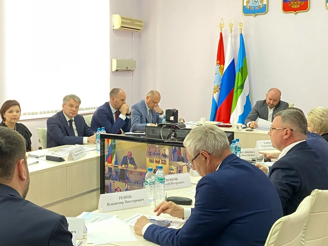 На оперативном совещании правительства региона обсудили подготовку к отопительному сезону 2026 2027 К предстоящему осенне зимнему периоду предстоит подготовить более 26 тысяч объектов жилого фонда и социальной сферы Об этом сообщил министр энергетики и жилищно коммунального хозяйства Самарской области Виталий Брижань В регионе запланирован капитальный ремонт инженерных коммуникаций в 213 многоквартирных домах Также власти намерены провести масштабную перекладку коммунальных сетей Планируется обновить более 180 километров систем водоснабжения теплоснабжения и водоотведения а также почти 600 километров линий электропередачи Всего на подготовку объектов к зиме предусмотрено 9 5 миллиарда рублей ГТРК Самара MAX lВК lОК lСАЙТ