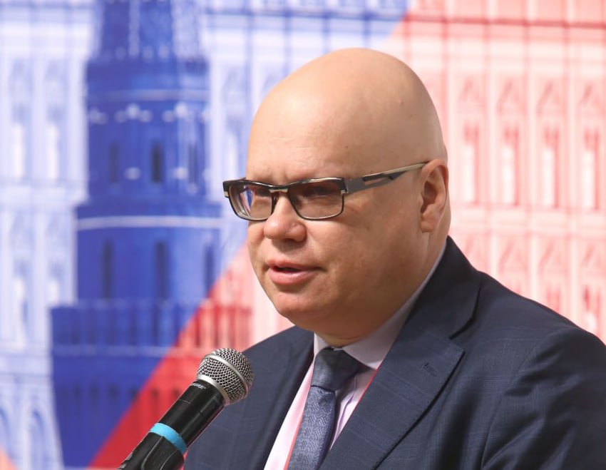 Замминистра финансов Алексей Лавров освобожден от должности распоряжением Правительства 30.06.2025 №1716-р в связи с выходом на пенсию . Человек и пароход системы закупок, стоявший у ее истоков. Носитель академических знаний об экономике России, настоящий Профессионал своего дела. Редакция сетевого издания Цифровые Закупки выражает искреннюю благодарность Алексею Михайловичу за честный ум, полезный труд и безотказный интерес государства к любым конструктивным инициативам по совершенствованию закона. За 20 лет становления системы Лавров не пропустил ни одного Форума «ГОСЗАКАЗ», участвовал в работе над его повесткой. А будучи членом попечительского совета ЦЗ, не оставил без внятного ответа ни одного предложения. Редкий и к великому сожалению «вымирающий» вид чиновника, которому не все равно, и которого за это не стыдно назвать чиновником - то есть полноценным государственным служащим. Желаем Алексею Михайловичу принести пользу российской академической науке, которой нужны мыслители такого масштаба.
