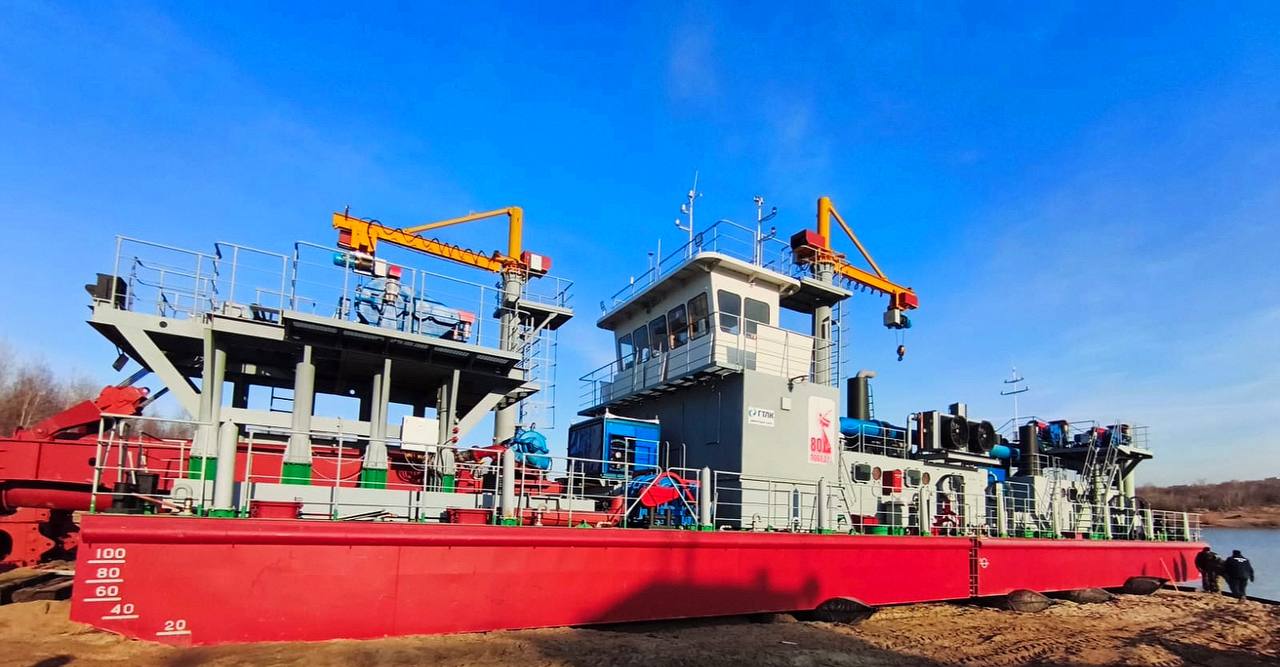 В навигацию 2026 года в Обь Иртышском бассейне приступит к работе новый земснаряд проекта Ц490ДМ1 На днях земснаряд доставили в затон Омского района водных путей и судоходства Администрации Обь Иртышводпуть Судно может разрабатывать грунт на глубине от 1 до 12 метров Ранее суда проекта Ц490ДМ1 пополнили флот Администрации Енисейречтранс и Администрации Двинско Печорского бассейна