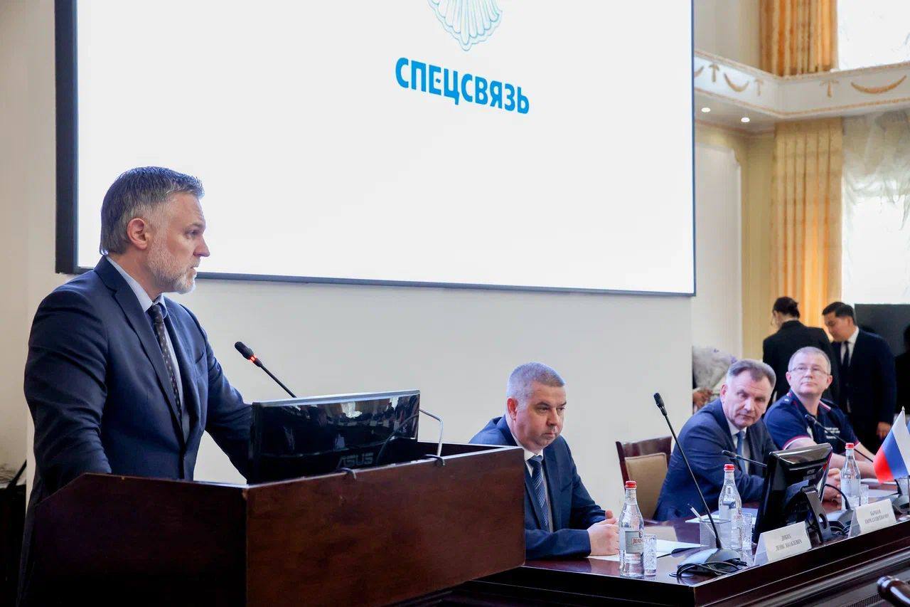 Якутия принимает стратегическую сессию по планам развития специальной связи на Дальнем Востоке! Представители 11 регионов в течение дня обсудят перспективы и проблемные вопросы развития спецсвязи в маркрорегионе, а также разработают необходимые решения для повышения эффективности этой важной отрасли. Стратегическая сессия имеет особое значение для нашей республики. Якутия – это крупнейший регион Российской Федерации, отличающийся огромной территорией, сложными климатическими условиями и уникальным географическим положением. В этих условиях надежная и безопасная связь является не просто необходимостью, а жизненно важным элементом. Уверен, что результаты, выработанные на сессии, внесут значительный вклад в укрепление связи и развитие цифровой инфраструктуры не только Якутии, но и всего Дальнего Востока!