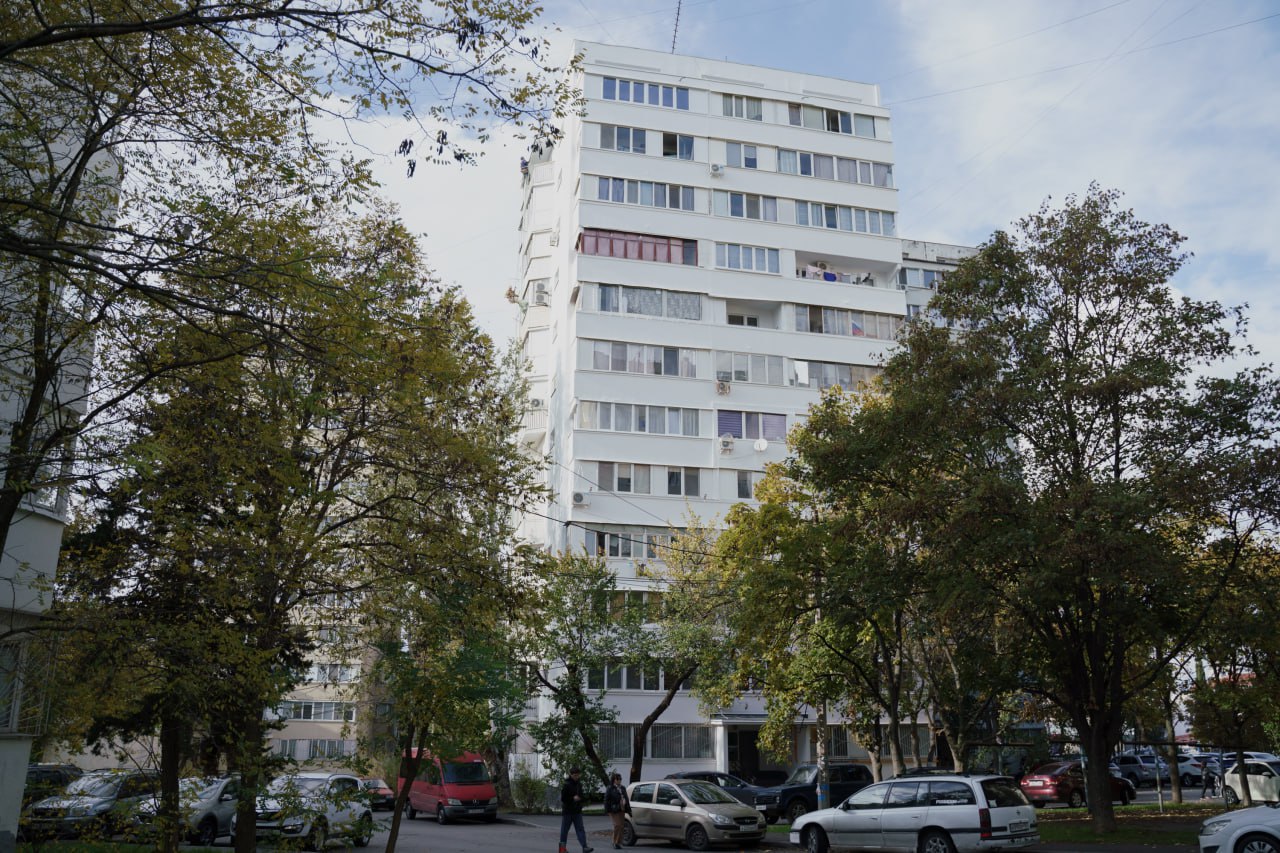 В Севастополе начали досрочный ремонт домов на проспекте Генерала Острякова Севастопольский фонд содействия капитальному ремонту продолжает обновлять многоквартирные дома города В частности на проспекте Генерала Острякова начали работы по ремонту домов запланированные на 2026 год сообщает губернатор Михаил Развожаев в Telegram Все работы в домах на этой улице которые были запланированы на текущий год выполнены и специалисты уже приступили к ремонту домов который должен был начаться только в 2026 году Сейчас работы ведутся в домах 60 146 и 186 по проспекту Генерала Острякова А всего в следующем году приведут в порядок 20 домов на этом проспекте отремонтируют шесть крыш четыре фасада четыре подвала 12 фундаментов и внутренние инженерные сети в одном МКД написал он По данным главы региона на проспекте Генерала Острякова расположены 211 многоквартирных домов из которых капитальный ремонт уже выполнен в 119 зданиях Обновлены 60 крыш 34 фасада 25 подвалов 157 лифтов четыре фундамента а в девяти домах полностью заменены внутренние инженерные системы Южная служба новостей