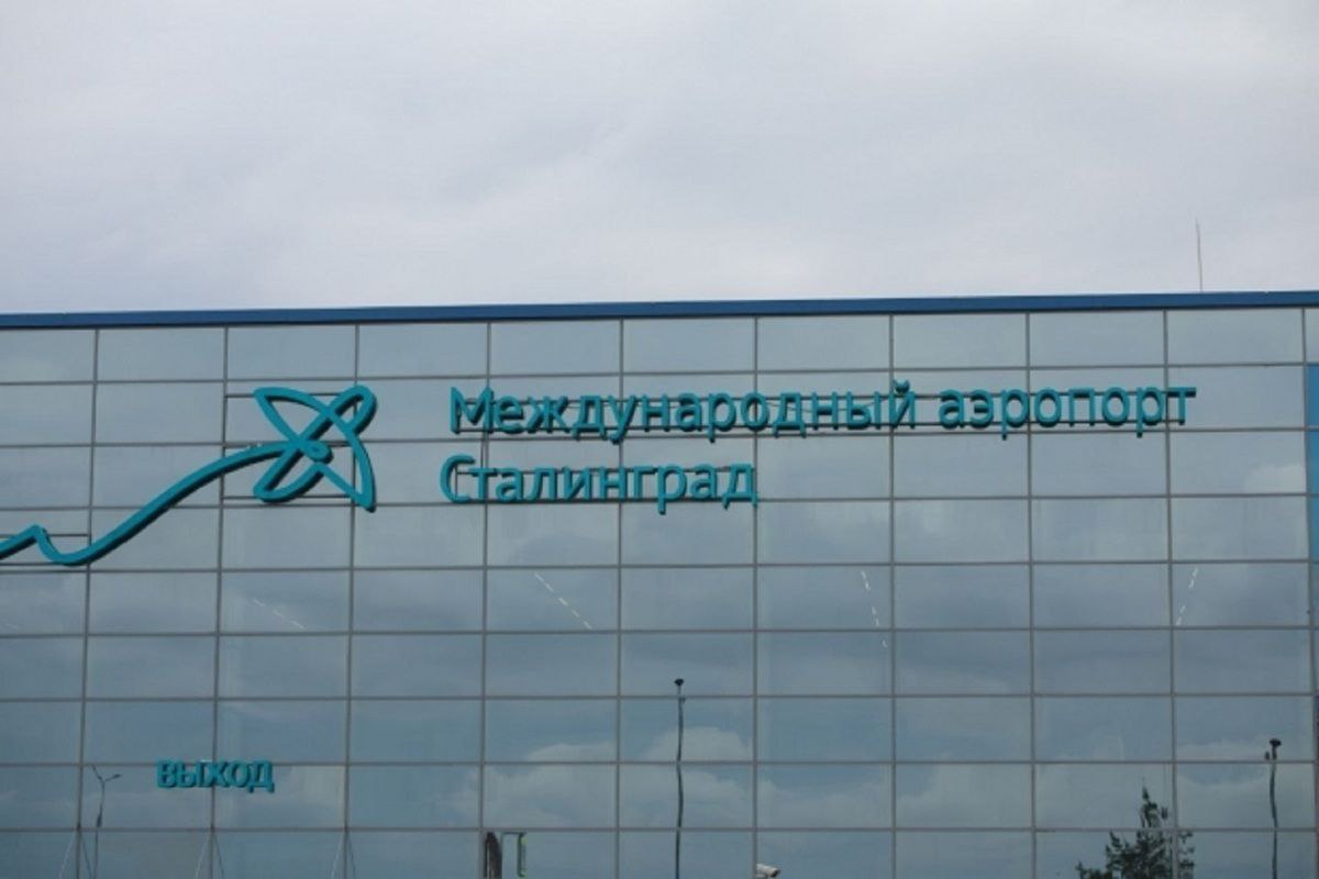 Южная транспортная прокуратура взяла на контроль ситуацию с задержками авиарейсов в Волгограде На данный момент два рейса в Москву и обратно отменены Еще один самолет компании Аэрофлот задержан и перенесен на завтра Вылет в столицу должен был состояться 13 декабря в 13 55 однако сейчас расчетное время 14 декабря 09 35 Это связано с неблагоприятными погодными условиями в Волгоградской области Соблюдение прав пассажиров находится на контроле о нарушении можно сообщить в Южную транспортную прокуратуру по телефону 8 919 899 87 33 Подписаться Перейти на сайт MAX