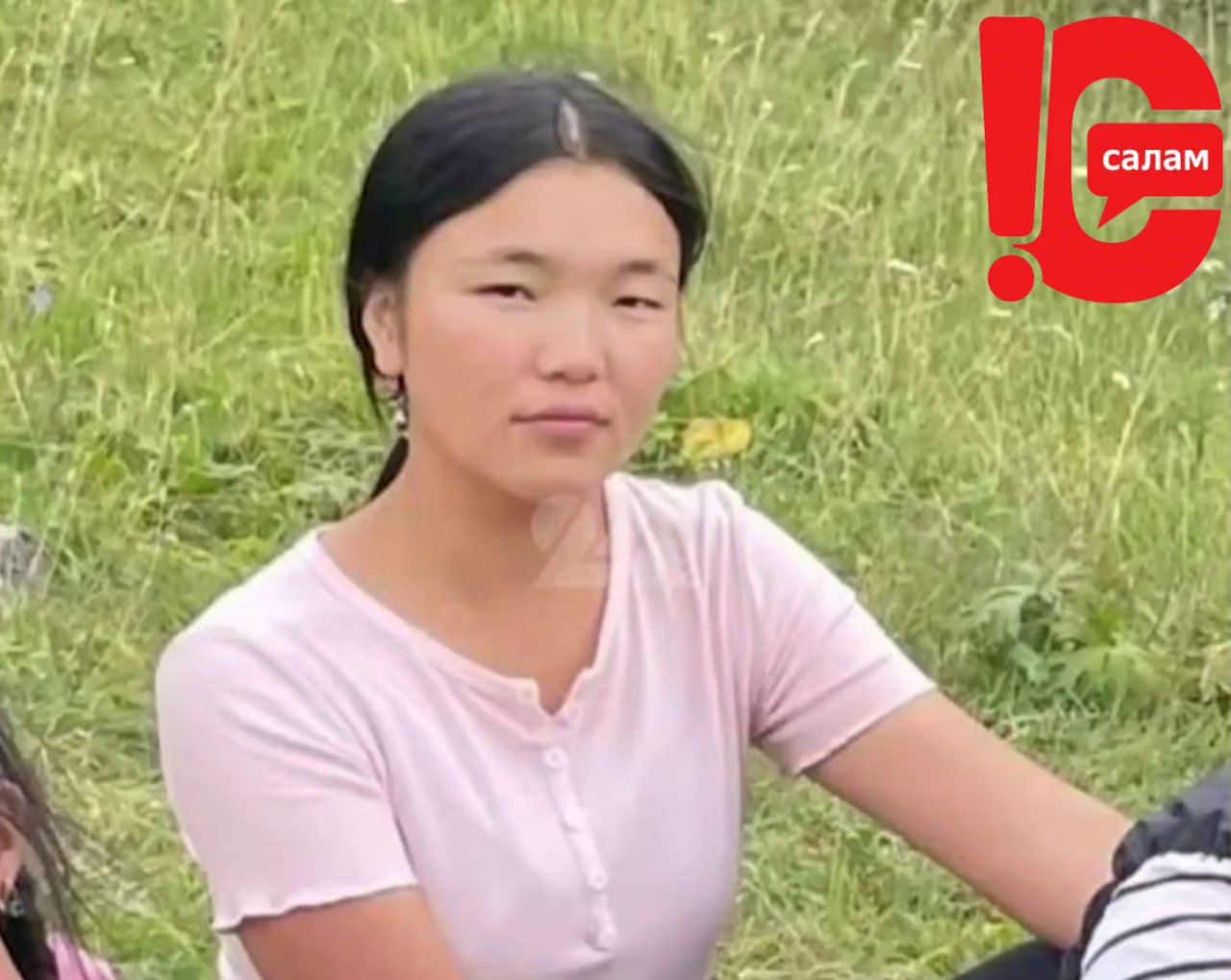 Экс судьи Бишкекского городского суда оказались фигурантами уголовного дела после того как следствие установило они получили взятку за изменение приговора по резонансному делу об убийстве Айсулуу Мукашевой По данным расследования трое судей через адвоката обвиняемого Кумарбека Абдырова получили 10 тысяч долларов чтобы смягчить ему срок Речь идёт о бывших судьях Сании Бранчаевой Жаныл Мамбеталы и Кайсыне Абакирове Следственные органы подтвердили их причастность к коррупционной схеме и теперь они будут привлечены к уголовной ответственности Дело получило широкую огласку поскольку коррупционное вмешательство коснулось процесса связанного с особо тяжкими преступлениями Напомним в конце сентября в Иссык Кульской области была убита 17 летняя Айсулуу Мукашева По версии следствия ранее судимый 41 летний Кумарбек Абдыров увёз девушку в яблоневый сад недалеко от села Жениш где изнасиловал её Позже уже в районе Каджи Сай он задушил Айсулуу и попытался скрыть следы преступления Его задержали вскоре после инцидента Во время допросов Абдыров признался не только в убийстве Айсулуу но и в расправе над беременной Камилой Дуйшебаевой Эти признания усилили общественный гнев и давление на судебную систему На этом фоне факт взятки которую получили экс судьи стал дополнительным ударом по доверию к правосудию и вызвал требование к властям обеспечить максимально жёсткое и прозрачное расследование Подписывайтесь на наш канал Салам Кыргызстан