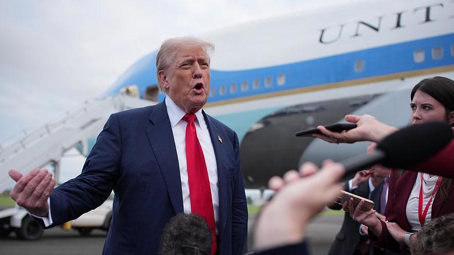 Трамп намерен ввести 25% пошлины против "страны-друга" Дональд Трамп пригрозил ввести пошлины до 25% на индийский импорт, если Нью-Дели не подпишет "правильную" торговую сделку с Вашингтоном. Об этом лидер США сообщил журналистам на борту своего самолета по пути из шотландского Абердина в Вашингтон. "Они заплатят 25%", — заявил репортерам американский президент, добавив в своем стиле: "Индия — мой друг". И пока индийские министры дипломатично заявляют, что переговоры с США "сложные, но прогрессивные", в Белом доме всё тот же ультиматум: открыть рынки, убрать нетарифные барьеры, отказаться от налогов на цифровые сервисы — иначе ударят тарифной "кувалдой". Торговый представитель США Джеймисон Грир откровенно признал: Индия пока недостаточно амбициозна, а значит, давление продолжится. Особенно на фоне резко выросшего торгового дефицита — США импортируют из Индии товаров почти вдвое больше, чем продают туда. Трамп регулярно жалуется на высокие индийские пошлины, называет их "самыми большими в мире" и в открытую заявляет, что Индия "плохо обращается с Америкой". До дедлайна 1 августа — всего пара дней, в Нью-Дели настроены оптимистично: министр торговли высказался о высокой вероятности заключения выгодной обоюдной сделки. В американской внешней политике нет союзников — только контрагенты. А если что-то не нравится, контрагенту выставляют штраф. Осташко! Важное подпишись