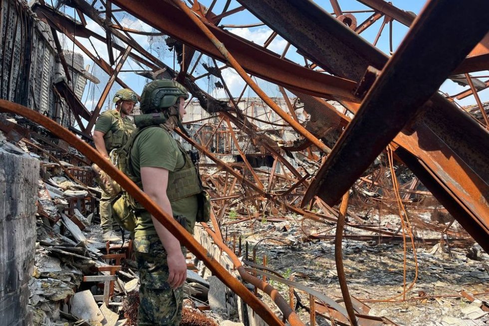 С начала года в Луганской Народной Республике раскрыто свыше 140 преступлений прошлых лет, большинство из которых особо тяжких. И теперь, годы спустя, преступники, которые надеялись избежать наказания, предстанут перед судом.   О том, как удается восстановить справедливость, "Российской газете" рассказал руководитель следственного управления СК России по ЛНР, полковник Давид Осипов.  "Работа криминалистов, без преувеличения, позволяет раскрывать самые запутанные преступления вне зависимости от срока, когда они были совершены. На вооружении следователей имеются тепловизоры, локаторы, беспилотники, полиграфы и прочие современнейшие криминалистические средства. Преступников порой находят не только по отпечаткам пальцев, но и по цифровому и запаховому следу. В нашей практике был случай, когда пришлось применять даже космические технологии", - рассказал Осипов.  Фото: Пресс-служба управления СКР России по ЛНР