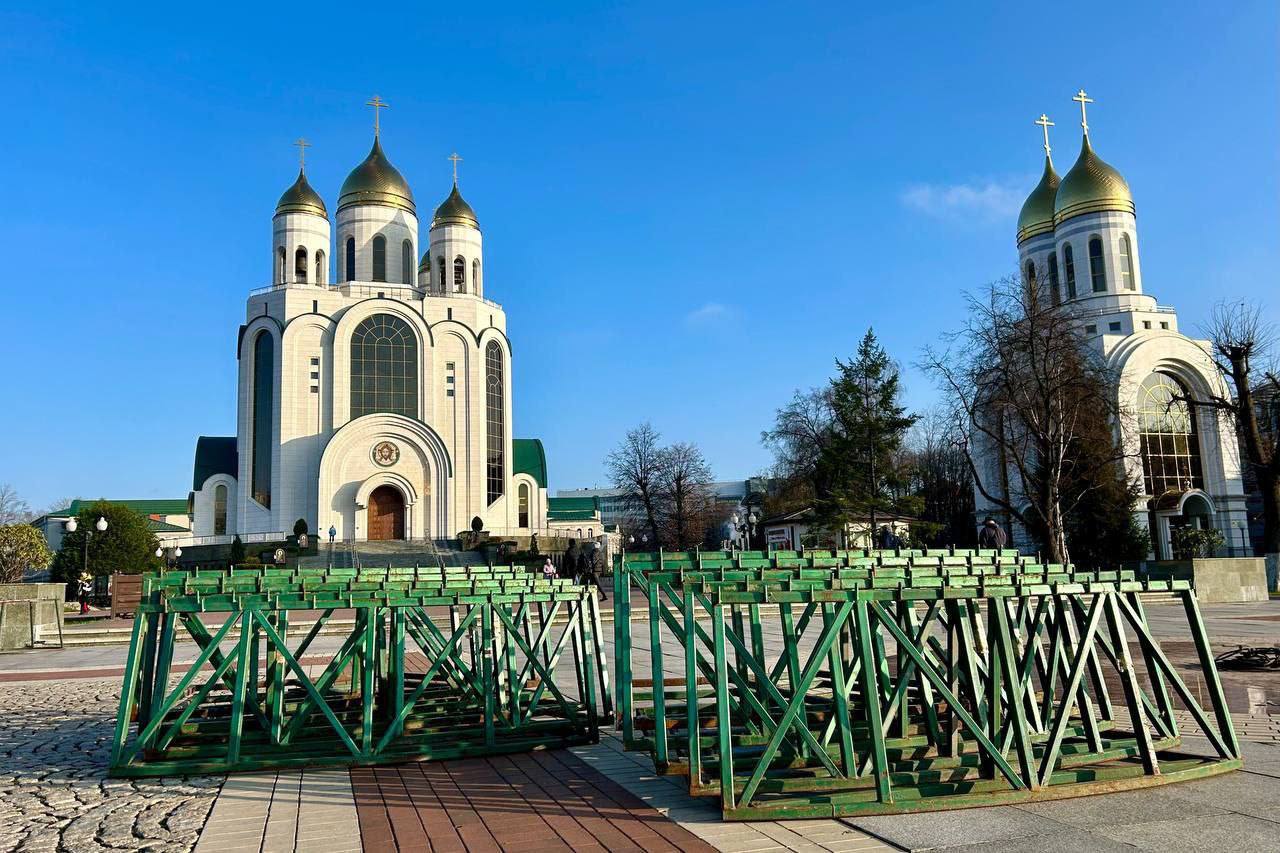 В центре Калининграда начали устанавливать новогоднюю ёлку  Рабочие выгружают детали конструкции из грузовика. Специалисты должны смонтировать праздничное дерево за несколько дней. На ёлку повесят гирлянды и разноцветные игрушки.   В администрации Калининграда также обещают к 10 декабря украсить улицы и скверы города. Всего установят более 1000 декоративных элементов. Ими украсят зелёные зоны у гостиницы «Москва», памятников Шиллеру и «Мать-Россия», сквер Энергетиков, улицу Профессора Баранова, набережные Верхнего и Летнего озёр, а также другие места.