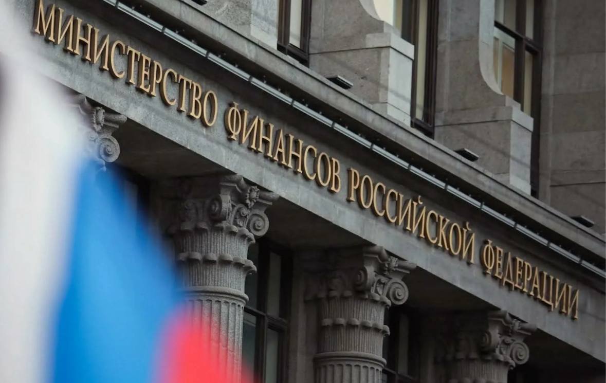 Минфин хочет стабильных отношений с нефтью Министерство финансов России не планирует изменять существующую схему налогообложения нефтяной отрасли, включая механизм расчета налоговой базы. Об этом заявил заместитель министра финансов Алексей Сазанов в интервью журналу "Эксперт". "Действующий механизм работает. Сейчас ситуация в балансе – изменения, которые мы приняли в прошлом году, учитывают интерес и государства, и нефтяных компаний. Возвращаться к прежней системе расчета или искать новые варианты не планируем", – сказал он. Напомним, что с 1 января схема расчетов налогов от продажи нефти ориентируется на цену российских сортов Urals и премиальной ESPO, цена Brent не учитывается. В ведомстве также считают нецелесообразным введение дополнительных налоговых льгот для разработки трудноизвлекаемых запасов нефти ТРИЗ . По словам замминистра, нефтяная отрасль остается прибыльной и обладает собственными инвестиционными ресурсами, в то время как бюджетные средства должны направляться в первую очередь на выполнение социальных обязательств и поддержку секторов с дефицитом инвестиций. Особенно это актуально в условиях действия сделки ОПЕК+, ограничивающей добычу до конца 2026 года. Что касается перехода на расчет налоговой базы в рублях, в Минфине пояснили, что сохраняется привязка к мировым котировкам, выраженным в иностранной валюте, поскольку они более репрезентативны и менее подвержены манипуляциям по сравнению с российскими.