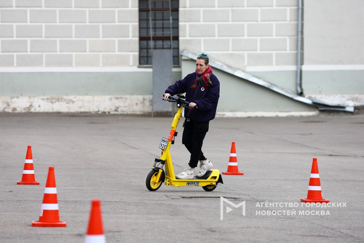 «Яндекс Go» запустит новые электросамокаты собственной разработки в Москве новом сезоне. Чтобы начать поездку, больше не нужно будет доставать телефон и заходить в приложение – в самокатах появится умная кнопка, которая позволит быстро стартовать. Также с помощью кнопки можно завершать поездку и ставить ее на паузу.  Что еще нового: самокат стал легче на 3 кг, имеет увеличенное переднее колесо и новую платформу для более устойчивой постановки ног, специальный упор помогает сохранять равновесие даже при неожиданных маневрах, аппарат точнее определяет «медленные» и «запретные» зоны, на корпусе размещены основные правила безопасности на дорогах.    «Москва»