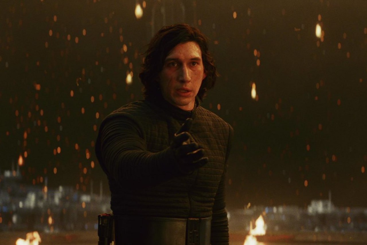 Disney отменила фильм про Бена Соло который планировал снять Стивен Содерберг Об этом рассказал Адам Драйвер исполнитель роли персонажа в трилогии сиквелов Звездных войн Актер вместе с Содербергом в 2021 году предложил идею фильма о Бене Соло президенту Lucasfilm Кэтлин Кеннеди и задумка ей понравилась Потенциал картины оценили также вице президент Lucasfilm Кэрри Бэк и исполнительный директор Дэйв Филони однако глава Disney Боб Айгер и сопредседатель компании Алан Бергман посчитали что фильму не стоит давать шанс Кинопоиск Новости
