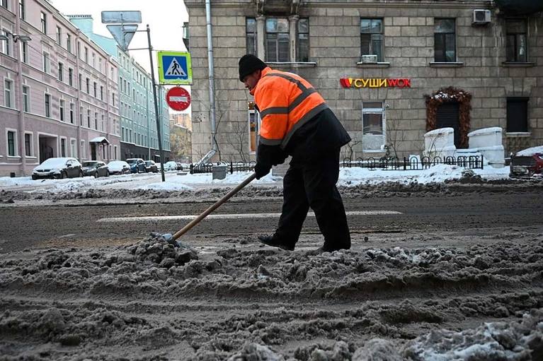 Убирали с нарушениями: в городе подвели итоги зимней уборки  Государственная жилищная инспекция проверила 559 управляющих организаций, ТСЖ, ЖСК и ЖК. А также территории 6,5 тысячи многоквартирных домов из которых на 1,8 тысячи обнаружили нарушения. Это почти треть домов! Чаще всего пренебрегали уборкой снега у выходов из парадных, посыпкой антигололёдными смесями и своевременной очисткой кровли от снега и наледи.  Управляющим организациям выписали 53 предостережения.   : Алексей Булатов   : СПб — отдай свой буст нам