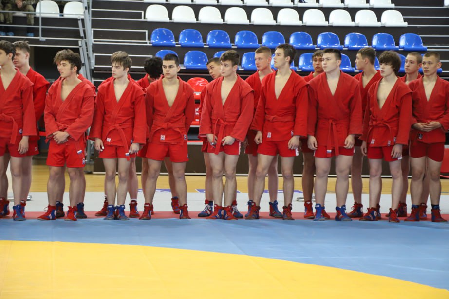СПОРТ ВСЕРОССИЙСКИЕ СОРЕВНОВАНИЯ ПО САМБО ПРОХОДЯТ В СТОЛИЦЕ РЕГИОНА В Краевом центре единоборств стартовали всероссийские соревнования по самбо, посвященные памяти старшего сержанта А.К. Сикуатова, а также военнослужащих и сотрудников Росгвардии, погибших при исполнении воинского долга. В церемонии открытия турнира приняли участие первый заместитель командующего Восточным округом войск национальной гвардии РФ генерал-лейтенант Игорь Семеляк, начальник Дальневосточного юридического института МВД России имени И. Ф. Шилова генерал-майор полиции Александр Буховец. Состязания посвящены 80-летию Победы в Великой Отечественной войне и отвечают задачам президентской госпрограммы «Развитие физической культуры и спорта». «Турнир набирает обороты. Он уже стал традиционным. Сегодня здесь собрались сильнейшие спортсмены Дальнего Востока, а также гости из других регионов. Желаю участникам удачи и показать свой максимум», – сказал президент краевой федерации самбо Владимир Чернозем. За медали турнира ведут борьбу спортсмены из 22 регионов страны. Всего около 200 самбистов съехалось в краевую столицу. Кроме наград, участники претендуют на получение звания кандидата в мастера спорта. Накануне старта турнира самбисты и почетные гости почтили память погибших воинов возложением цветов к мемориалу на Площади Славы. Соревнования проходят в течение двух дней. В воскресенье, 4 мая, состоятся финальные поединки по классическому самбо и состязания по боевому самбо. Начало в 10:00. Вход для зрителей свободный. Фото: Михаил Малышев #аврорамедиа_хабаровскийкрай Telegram-экосистема АВРОРА МЕДИА МЕДИА НОВОСТИ РЕГИОН ЛАЙФ СПОРТ ГЕРЛЗ ХАЙТЕК ПЕРСОНЫ ИНСАЙД КРИМИНАЛ МОЛОДОСТЬ LIVE АВРОРА МЕДИА YOUTUBE RUTUBE