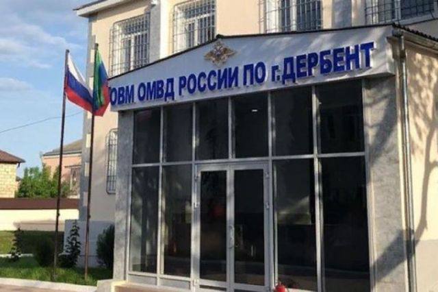 Двух бывших оперуполномоченных полиции Дербента заочно арестовали за превышение полномочий и фальсификацию доказательств они подбросили невиновному оружие и заставили его дать признательные показания Весной 2023 года обвиняемые незаконно задержали потерпевшего и подкинули ему огнестрельное оружие В протоколе личного досмотра написали что изъяли у него оружие боеприпасы и взрывное устройство Потом в служебном кабинете сотрудники избили задержанного и вынудили признаться в приобретении и хранении найденного оружия После составили фиктивные протокол опроса и другие документы с признательными показаниями Обвиняемые скрылись от следствия и объявлены в международный розыск Их арестуют после экстрадиции на территорию РФ tolko fakti Dagestan